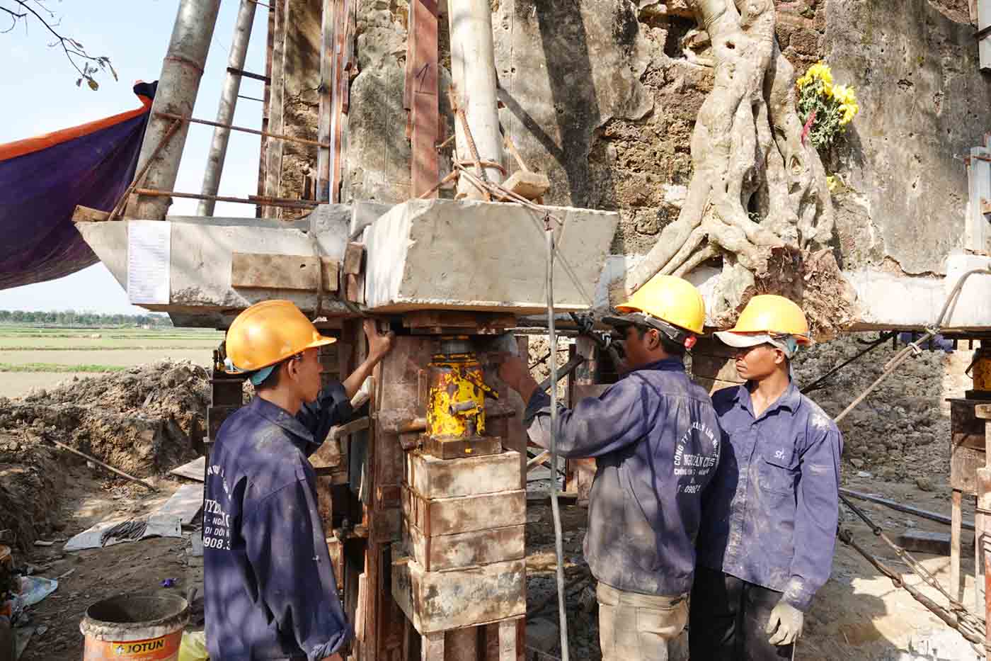 “Thần đèn” hoàn thành di dời, nâng cổng đền cổ cao thêm 1,2m