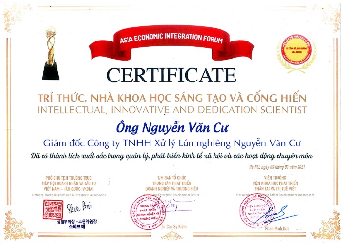 Thần đèn Nguyễn Văn Cư nhận Bằng chứng nhận Trí thức, nhà khoa học sáng tạo và cống hiến tại TP.Hà Nội ngày 09 tháng 01 năm 2021.